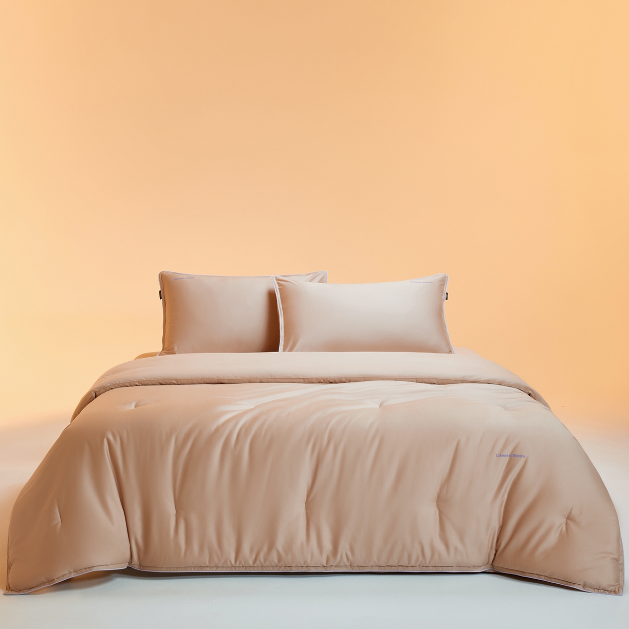 91家纺网 家纺一手货源 找家纺 丽笙被芯 2025新款秋冬亲肤舒适80S超细旦天丝棉微磨毛素色可水洗懒人被-场景一 经典咖