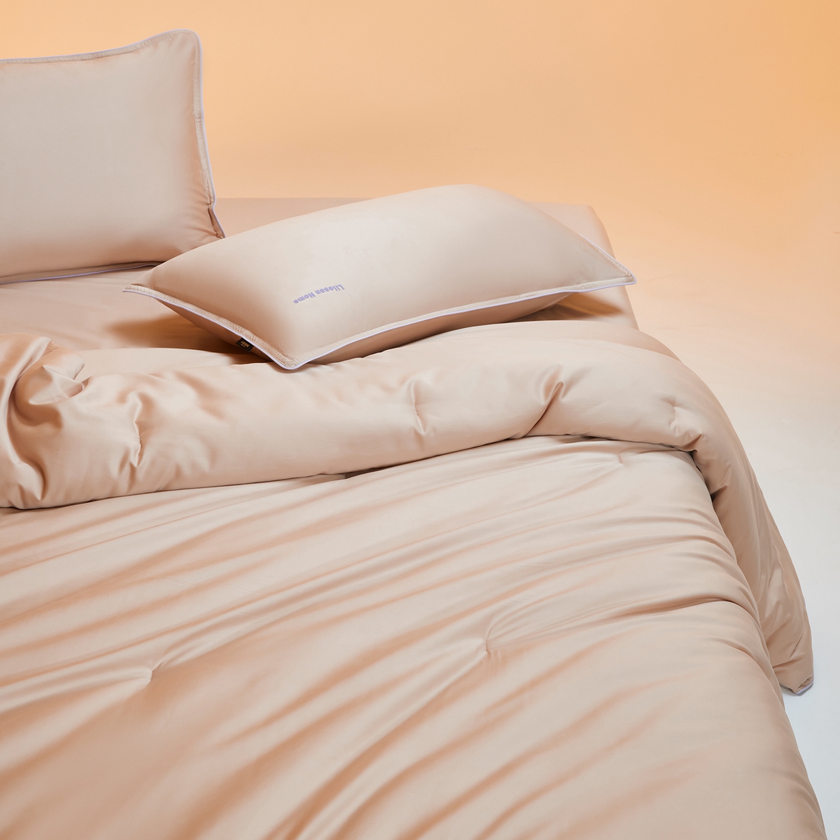 91家纺网 家纺一手货源 找家纺 丽笙被芯 2025新款秋冬亲肤舒适80S超细旦天丝棉微磨毛素色可水洗懒人被-场景一 经典咖