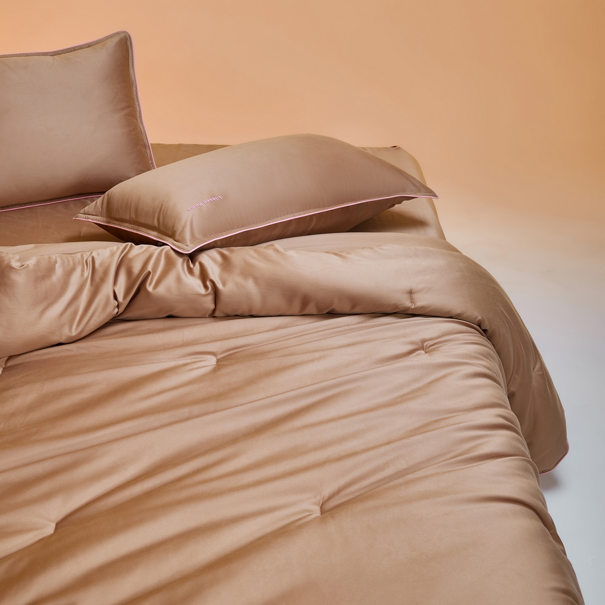 91家纺网 家纺一手货源 找家纺 丽笙被芯 2025新款秋冬亲肤舒适80S超细旦天丝棉微磨毛素色可水洗懒人被-场景一 可可棕