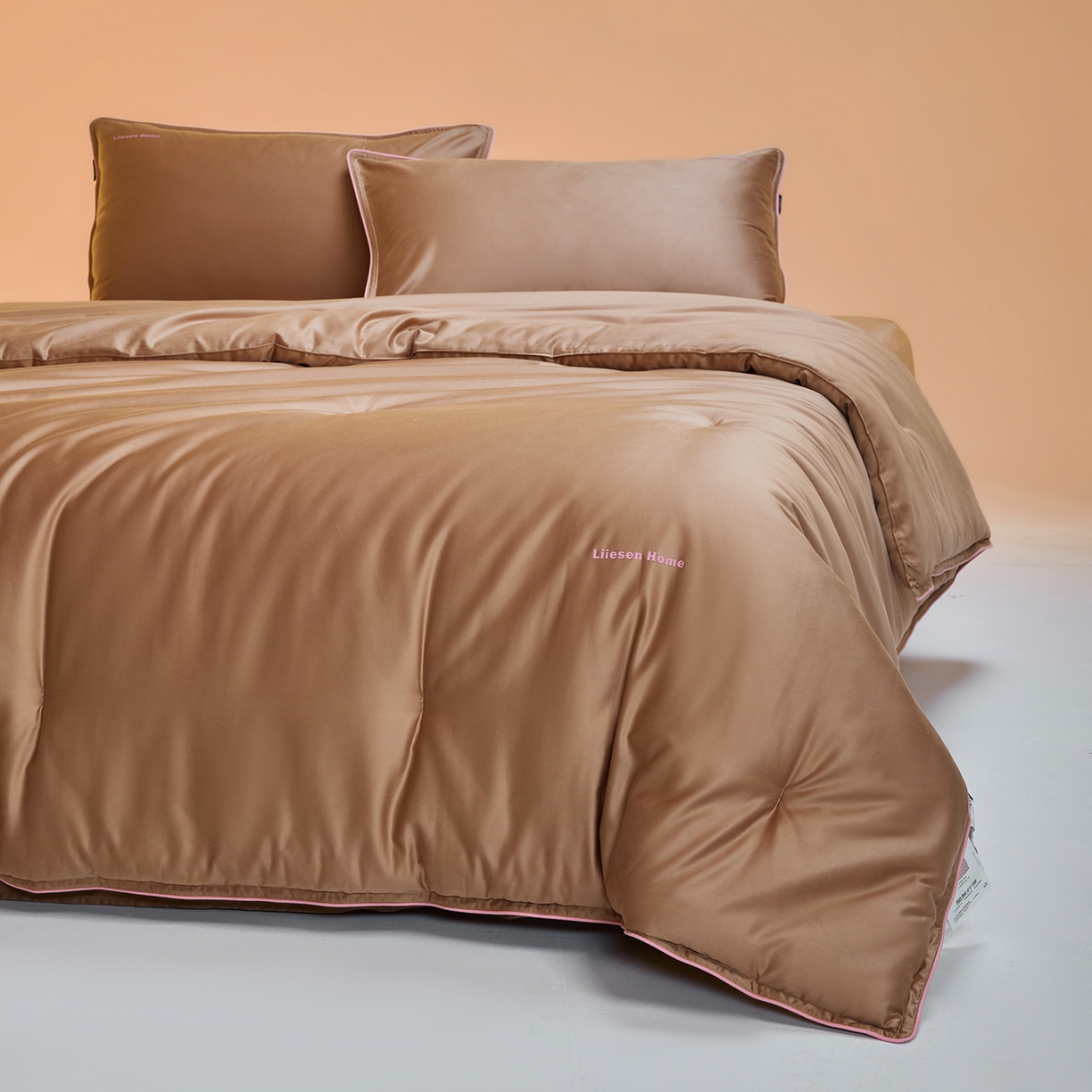 91家纺网 家纺一手货源 找家纺 丽笙被芯 2025新款秋冬亲肤舒适80S超细旦天丝棉微磨毛素色可水洗懒人被-场景一 可可棕