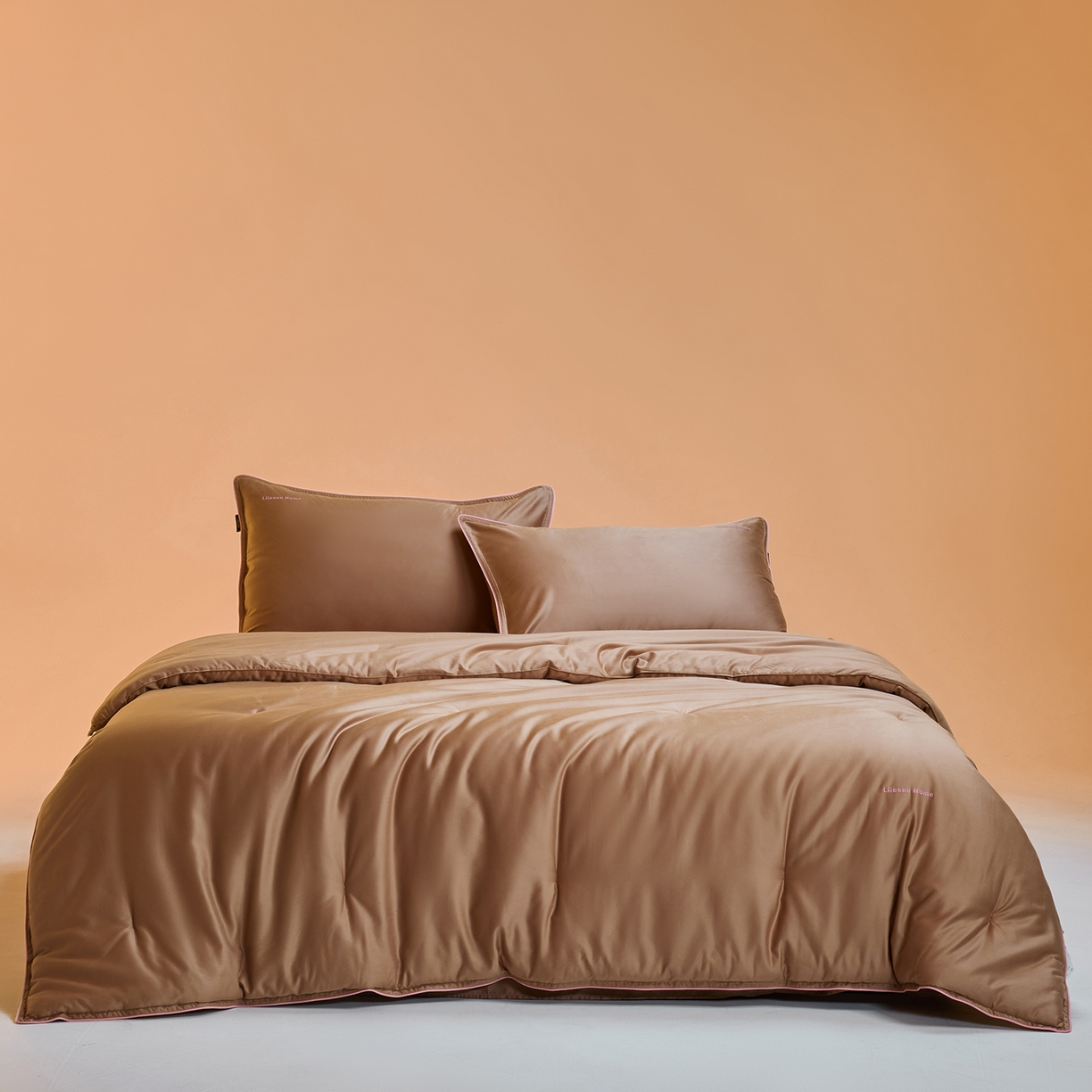 91家纺网 家纺一手货源 找家纺 丽笙被芯 2025新款秋冬亲肤舒适80S超细旦天丝棉微磨毛素色可水洗懒人被-场景一 可可棕