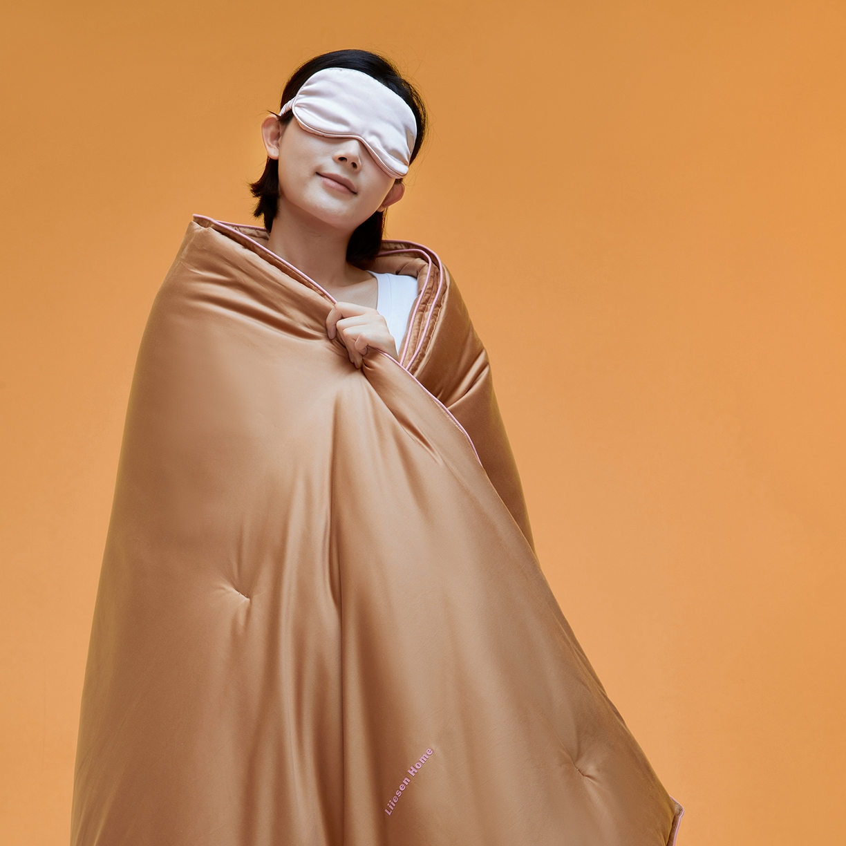 91家纺网 家纺一手货源 找家纺 丽笙被芯 2025新款秋冬亲肤舒适80S超细旦天丝棉微磨毛素色可水洗懒人被-场景一 可可棕