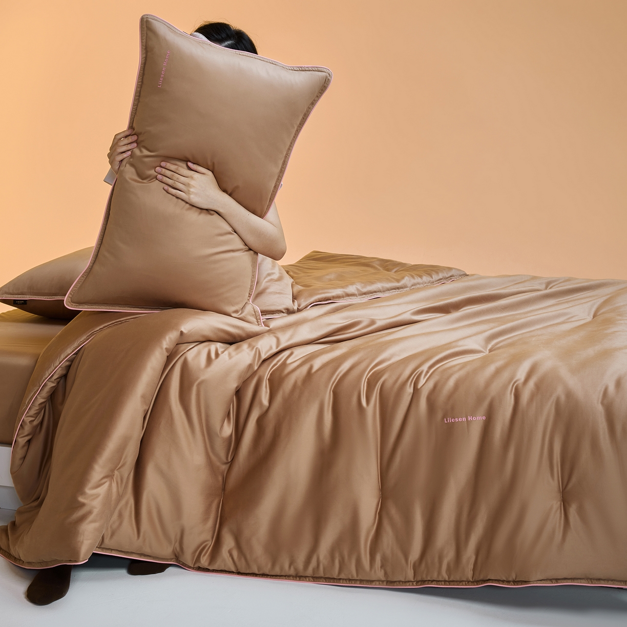 91家纺网 家纺一手货源 找家纺 丽笙被芯 2025新款秋冬亲肤舒适80S超细旦天丝棉微磨毛素色可水洗懒人被-场景一 可可棕