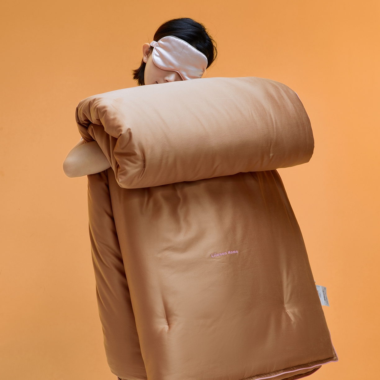 91家纺网 家纺一手货源 找家纺 丽笙被芯 2025新款秋冬亲肤舒适80S超细旦天丝棉微磨毛素色可水洗懒人被-场景一 可可棕