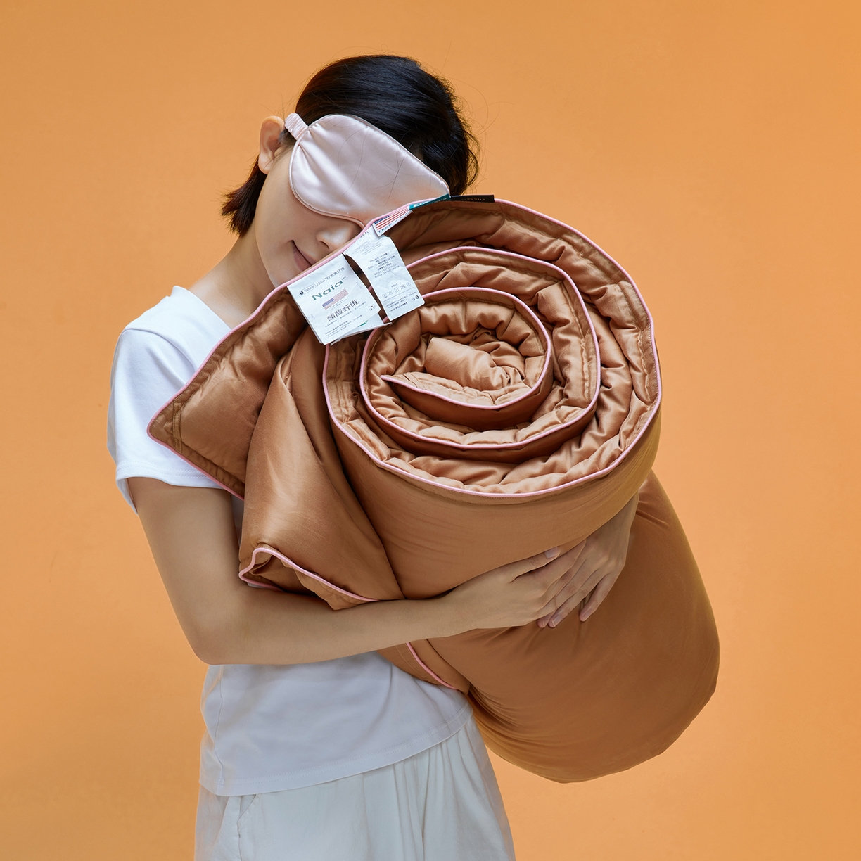 91家纺网 家纺一手货源 找家纺 丽笙被芯 2025新款秋冬亲肤舒适80S超细旦天丝棉微磨毛素色可水洗懒人被-场景一 可可棕