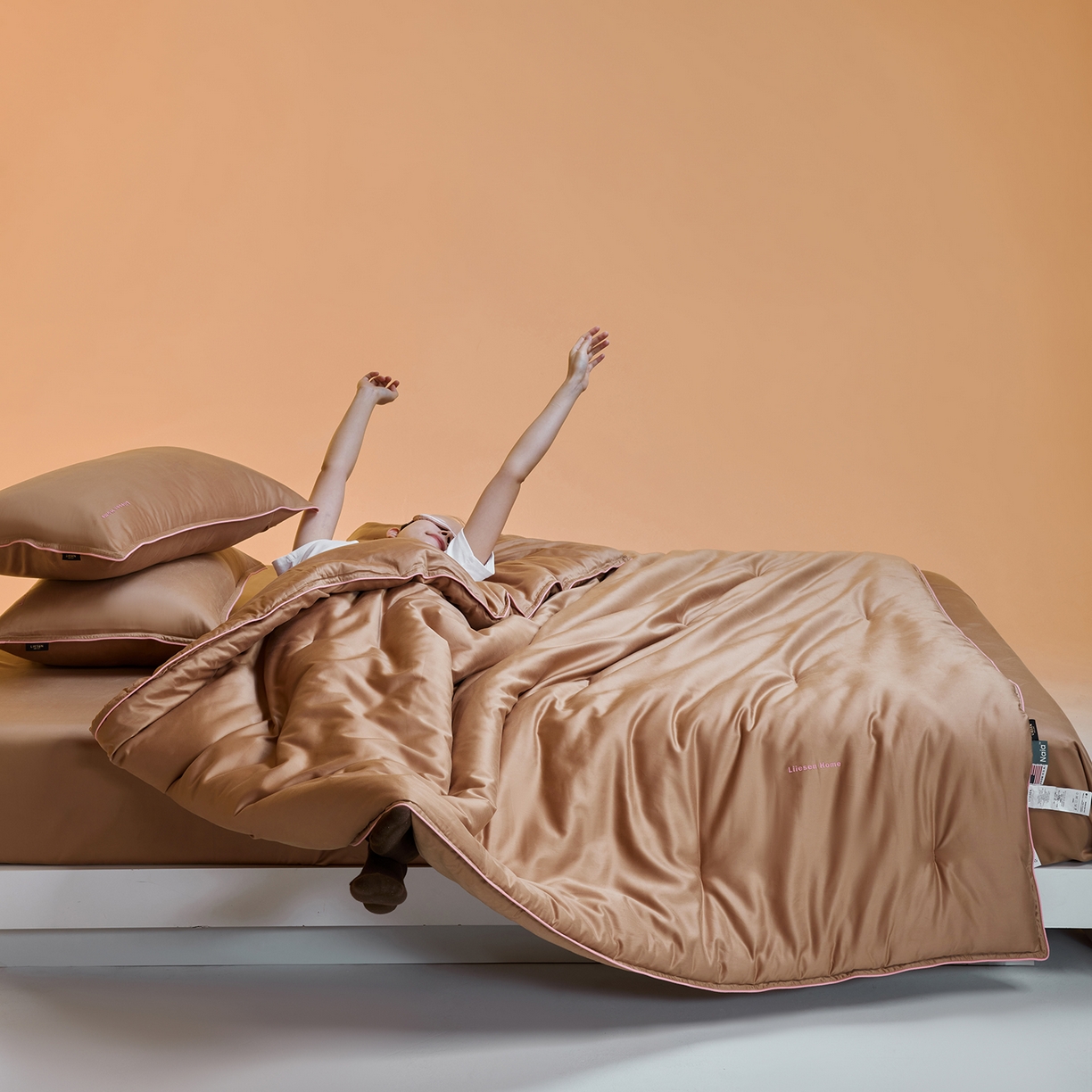 91家纺网 家纺一手货源 找家纺 丽笙被芯 2025新款秋冬亲肤舒适80S超细旦天丝棉微磨毛素色可水洗懒人被-场景一 可可棕