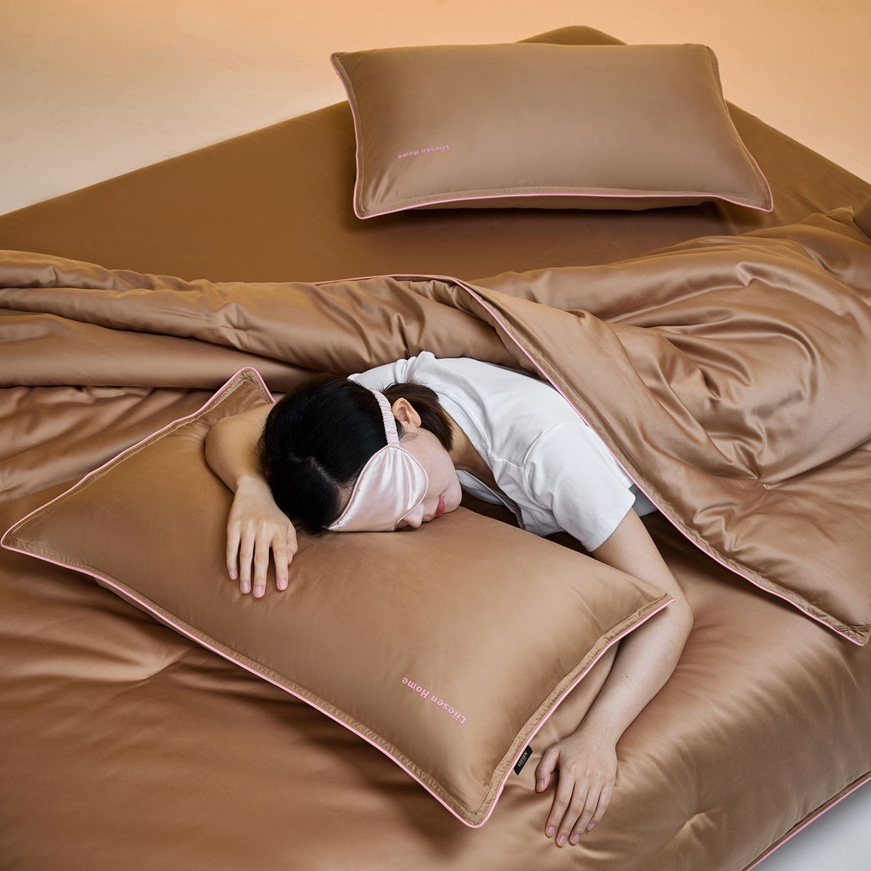 91家纺网 家纺一手货源 找家纺 丽笙被芯 2025新款秋冬亲肤舒适80S超细旦天丝棉微磨毛素色可水洗懒人被-场景一 可可棕