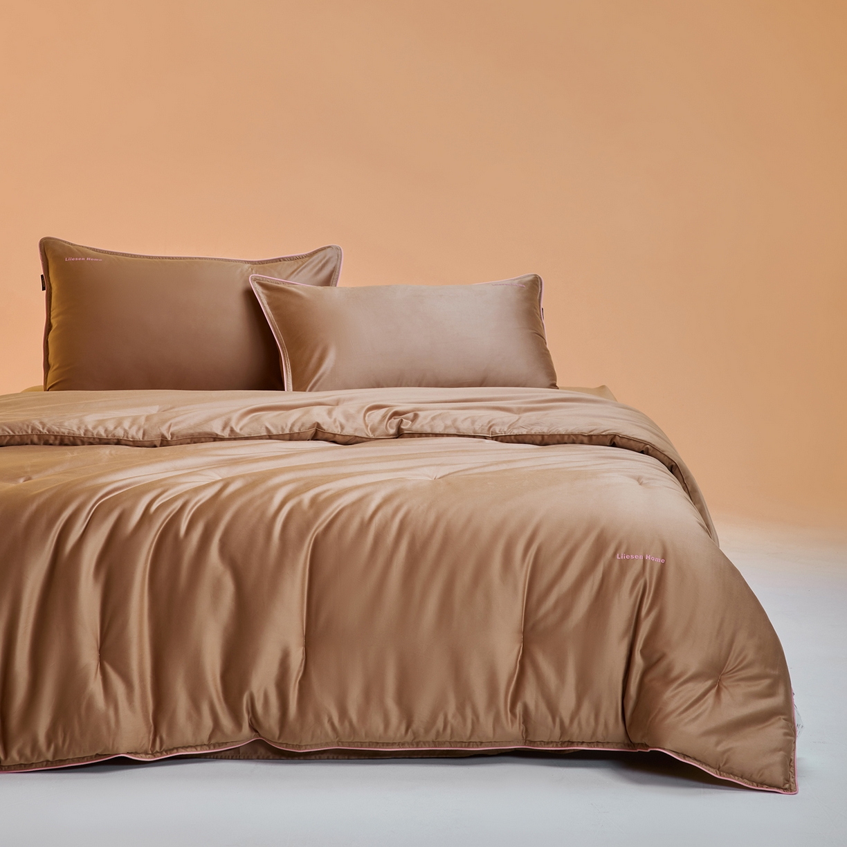 91家纺网 家纺一手货源 找家纺 丽笙被芯 2025新款秋冬亲肤舒适80S超细旦天丝棉微磨毛素色可水洗懒人被-场景一 可可棕