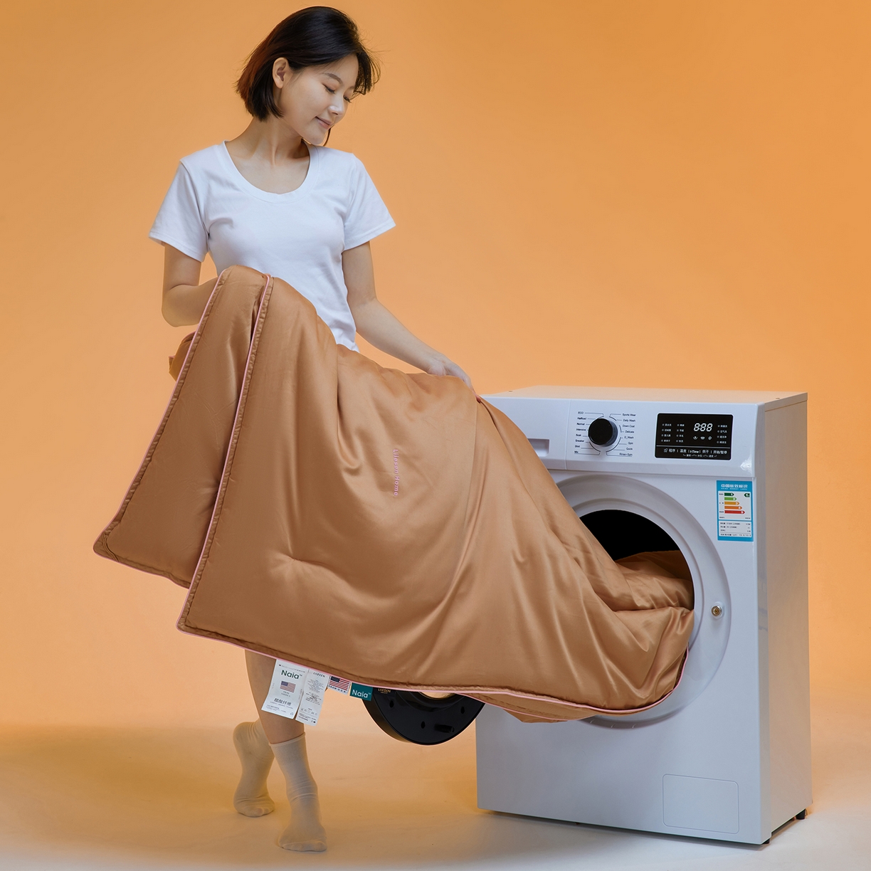 91家纺网 家纺一手货源 找家纺 丽笙被芯 2025新款秋冬亲肤舒适80S超细旦天丝棉微磨毛素色可水洗懒人被-场景一 可可棕