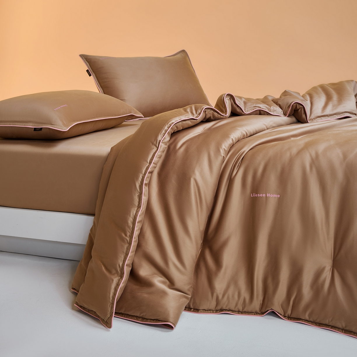 91家纺网 家纺一手货源 找家纺 丽笙被芯 2025新款秋冬亲肤舒适80S超细旦天丝棉微磨毛素色可水洗懒人被-场景一 可可棕