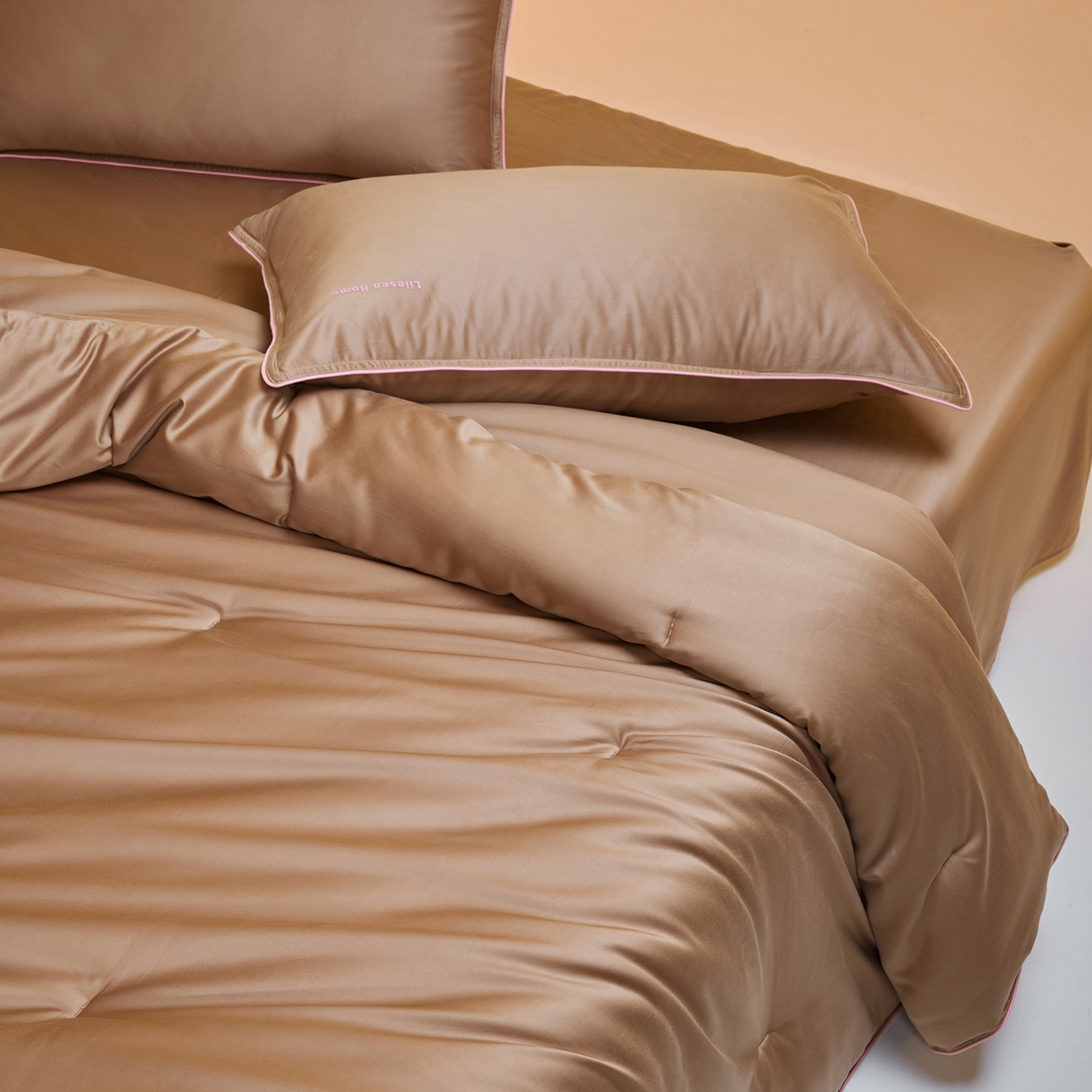 91家纺网 家纺一手货源 找家纺 丽笙被芯 2025新款秋冬亲肤舒适80S超细旦天丝棉微磨毛素色可水洗懒人被-场景一 可可棕