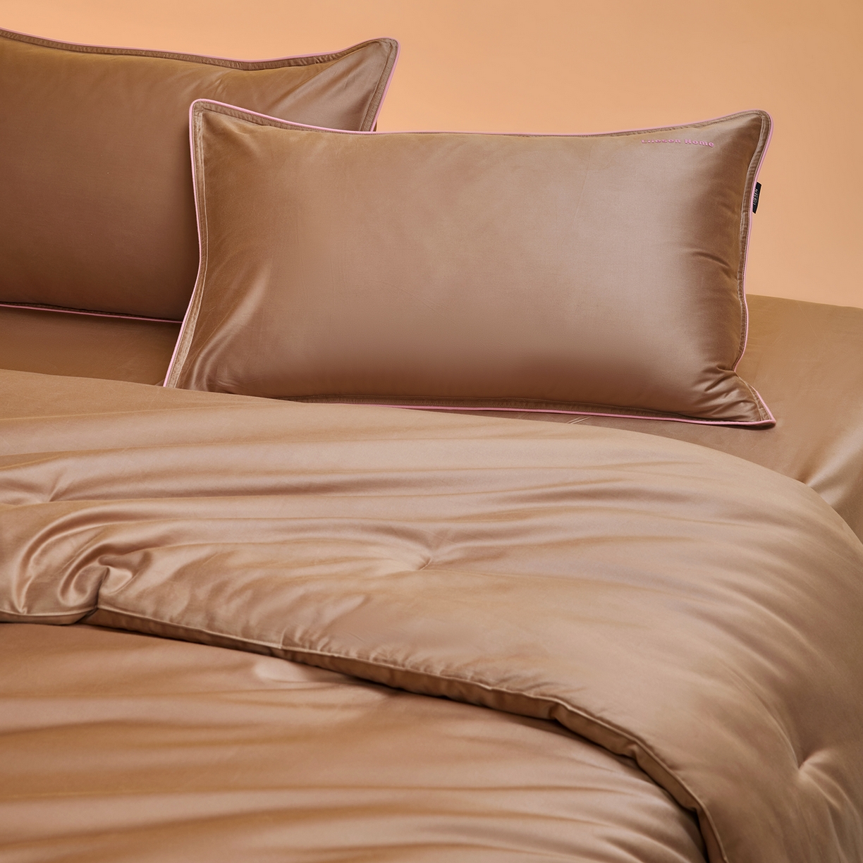 91家纺网 家纺一手货源 找家纺 丽笙被芯 2025新款秋冬亲肤舒适80S超细旦天丝棉微磨毛素色可水洗懒人被-场景一 可可棕