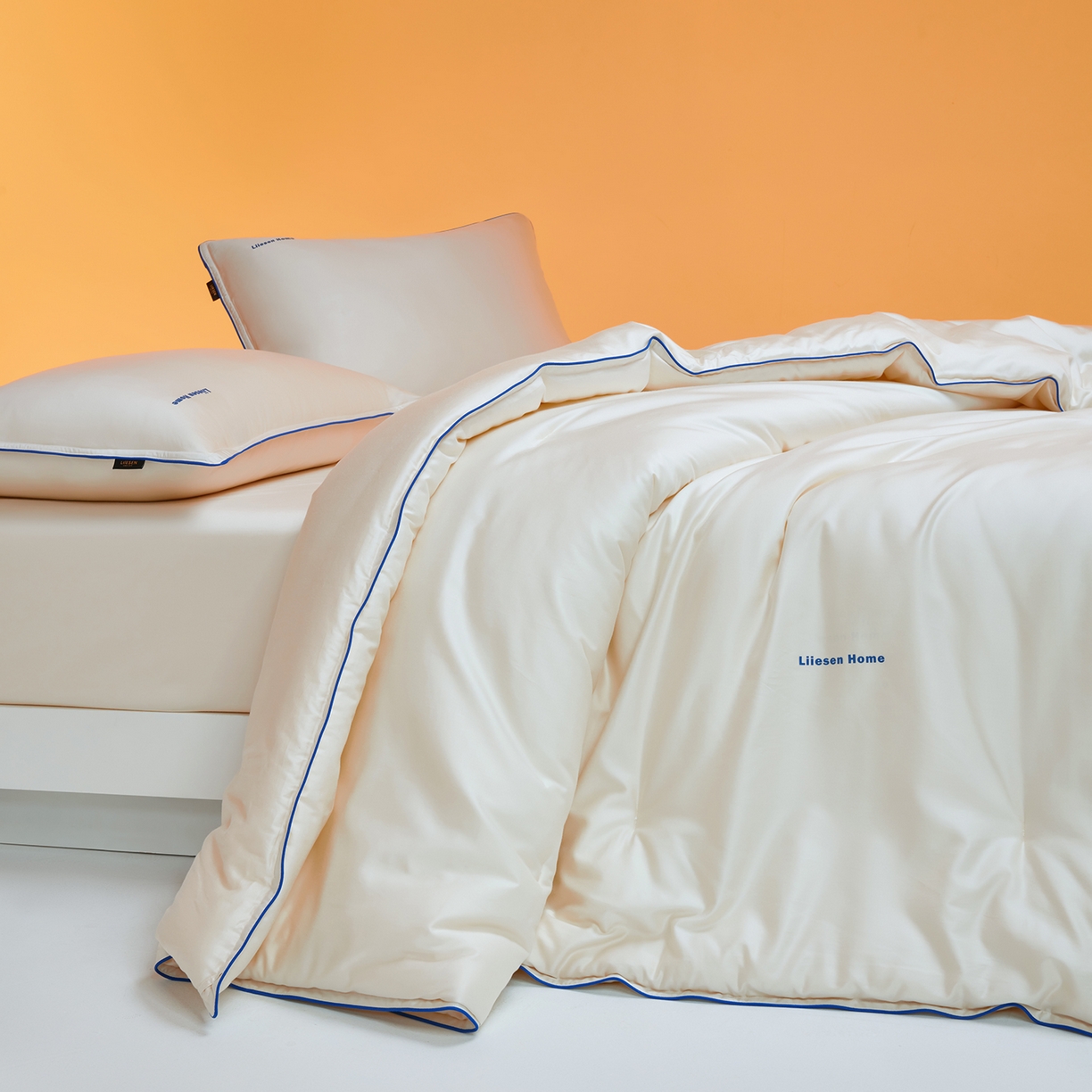 91家纺网 家纺一手货源 找家纺 丽笙被芯 2025新款秋冬亲肤舒适80S超细旦天丝棉微磨毛素色可水洗懒人被-场景一 牡蛎白