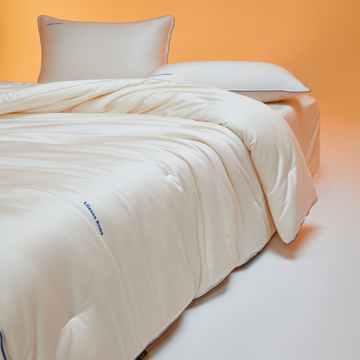 91家纺网 家纺一手货源 找家纺 丽笙被芯 2025新款秋冬亲肤舒适80S超细旦天丝棉微磨毛素色可水洗懒人被-场景一 牡蛎白