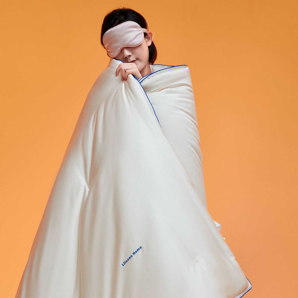 91家纺网 家纺一手货源 找家纺 丽笙被芯 2025新款秋冬亲肤舒适80S超细旦天丝棉微磨毛素色可水洗懒人被-场景一 牡蛎白