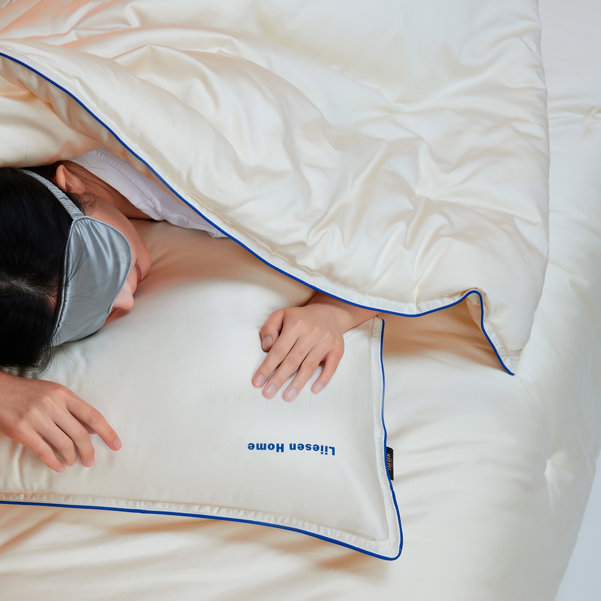 91家纺网 家纺一手货源 找家纺 丽笙被芯 2025新款秋冬亲肤舒适80S超细旦天丝棉微磨毛素色可水洗懒人被-场景一 牡蛎白