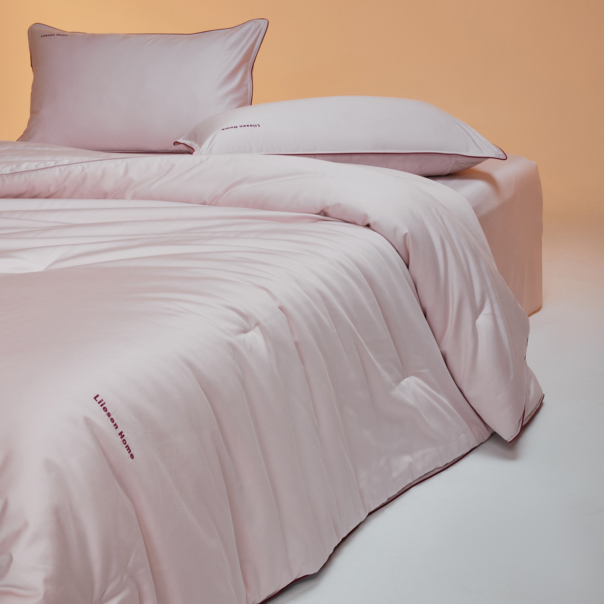 91家纺网 家纺一手货源 找家纺 丽笙被芯 2025新款秋冬亲肤舒适80S超细旦天丝棉微磨毛素色可水洗懒人被-场景一 日光粉