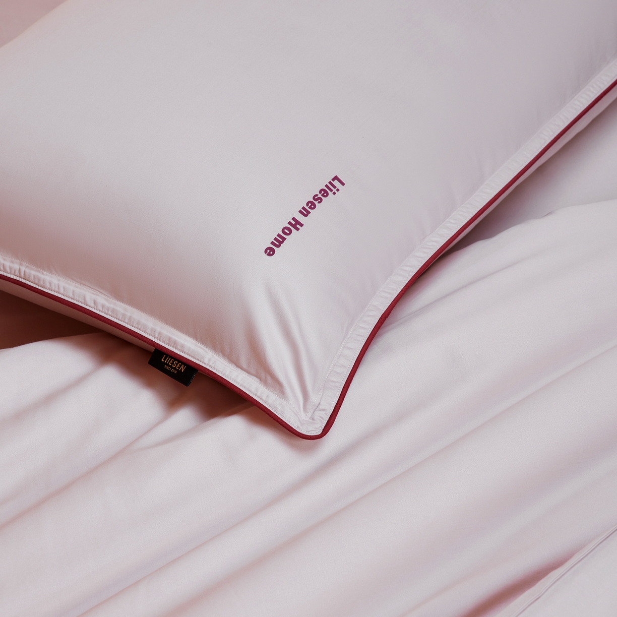 91家纺网 家纺一手货源 找家纺 丽笙被芯 2025新款秋冬亲肤舒适80S超细旦天丝棉微磨毛素色可水洗懒人被-场景一 日光粉