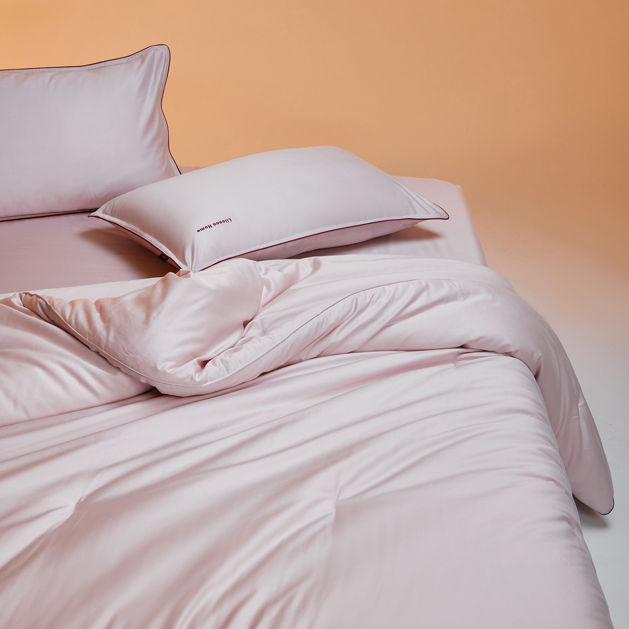 91家纺网 家纺一手货源 找家纺 丽笙被芯 2025新款秋冬亲肤舒适80S超细旦天丝棉微磨毛素色可水洗懒人被-场景一 日光粉