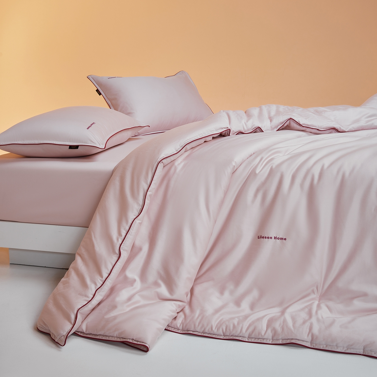 91家纺网 家纺一手货源 找家纺 丽笙被芯 2025新款秋冬亲肤舒适80S超细旦天丝棉微磨毛素色可水洗懒人被-场景一 日光粉