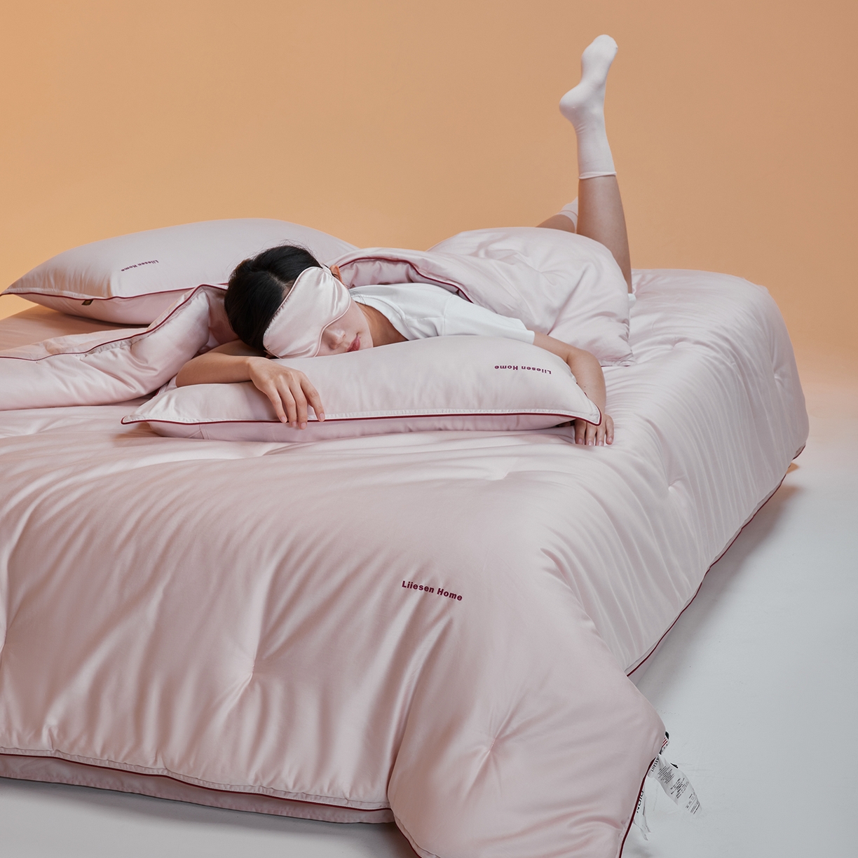 91家纺网 家纺一手货源 找家纺 丽笙被芯 2025新款秋冬亲肤舒适80S超细旦天丝棉微磨毛素色可水洗懒人被-场景一 日光粉