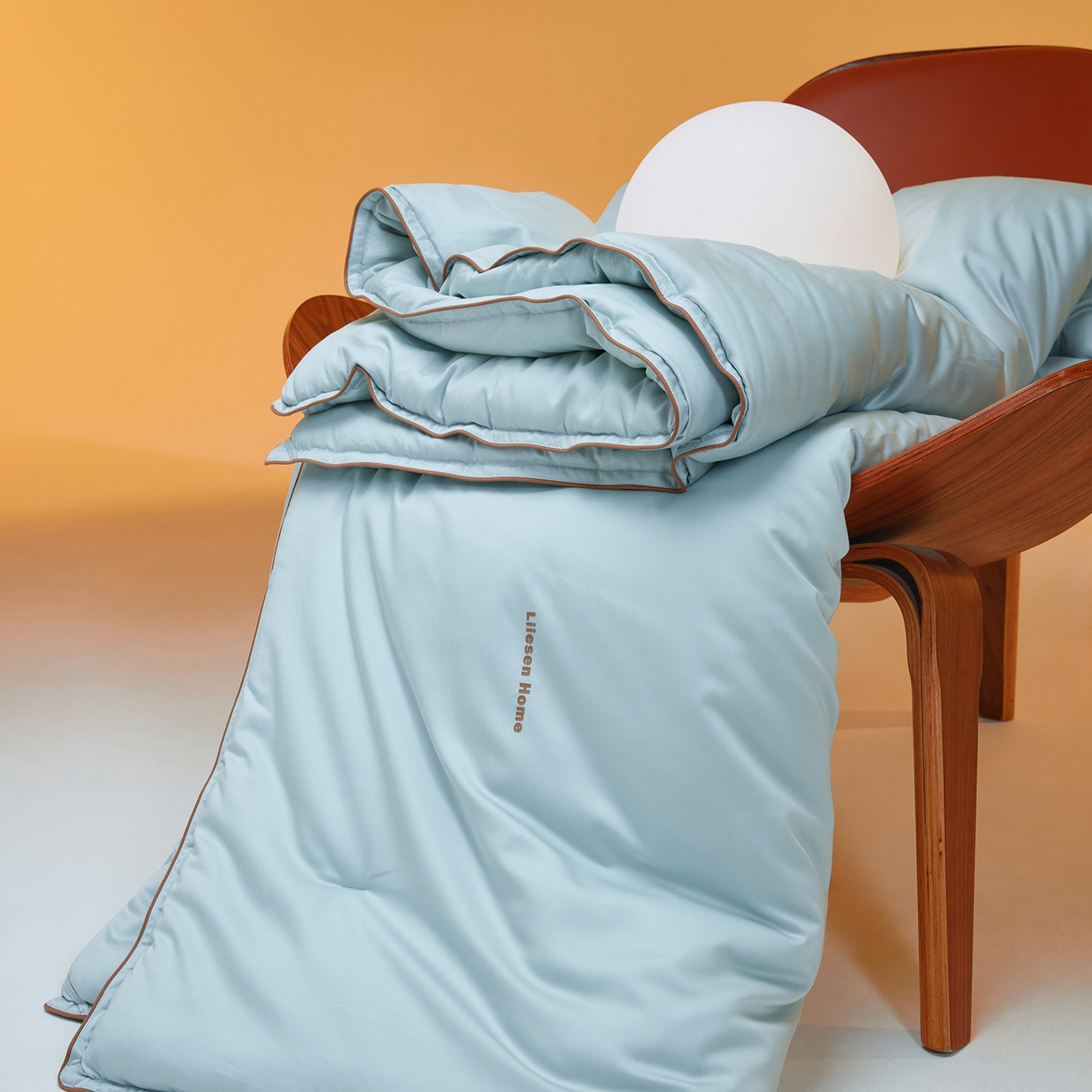 91家纺网 家纺一手货源 找家纺 丽笙被芯 2025新款秋冬亲肤舒适80S超细旦天丝棉微磨毛素色可水洗懒人被-场景一 陶瓷蓝