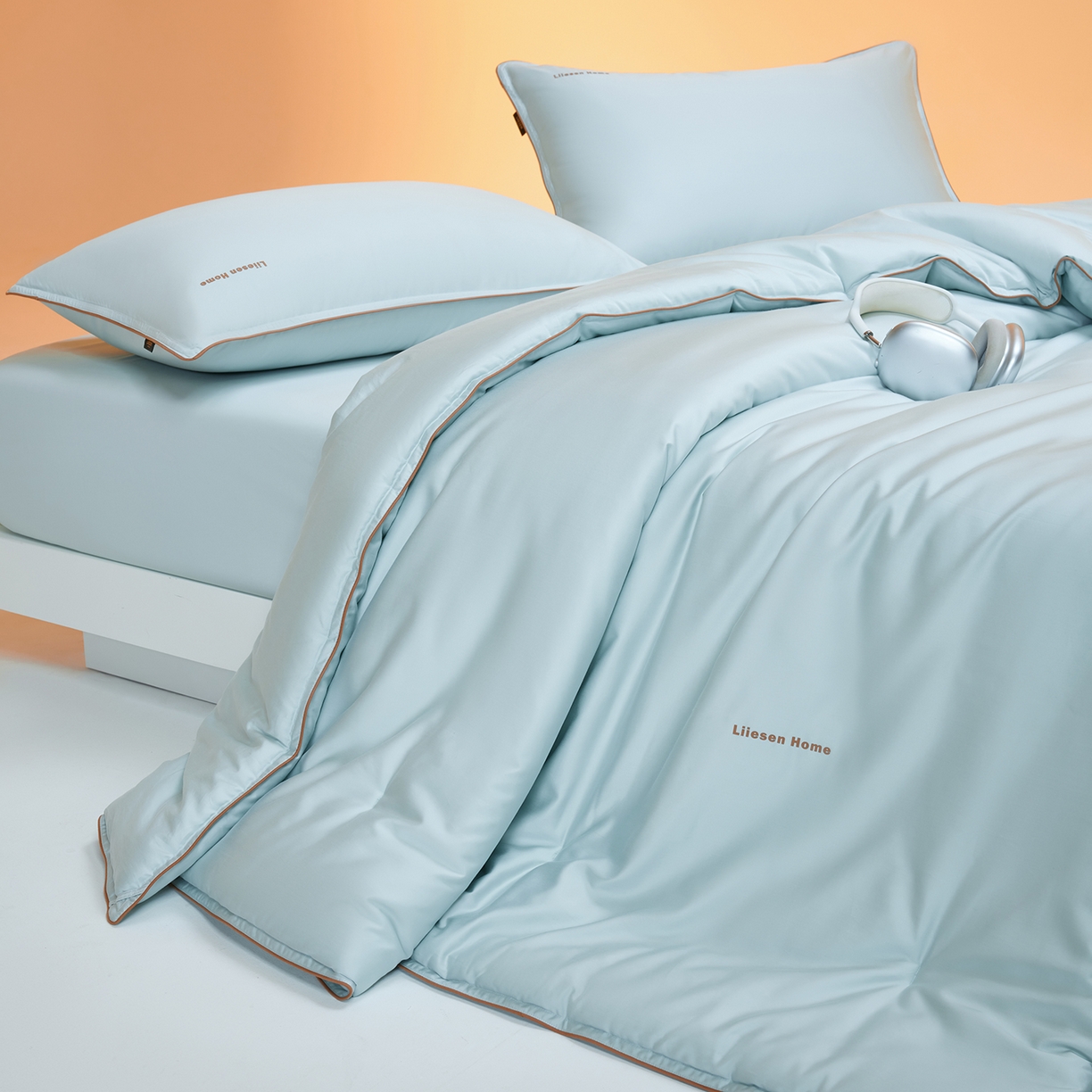 91家纺网 家纺一手货源 找家纺 丽笙被芯 2025新款秋冬亲肤舒适80S超细旦天丝棉微磨毛素色可水洗懒人被-场景一 陶瓷蓝