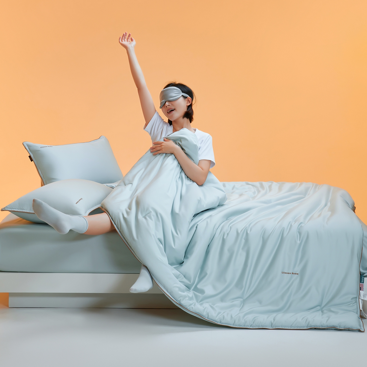 91家纺网 家纺一手货源 找家纺 丽笙被芯 2025新款秋冬亲肤舒适80S超细旦天丝棉微磨毛素色可水洗懒人被-场景一 陶瓷蓝