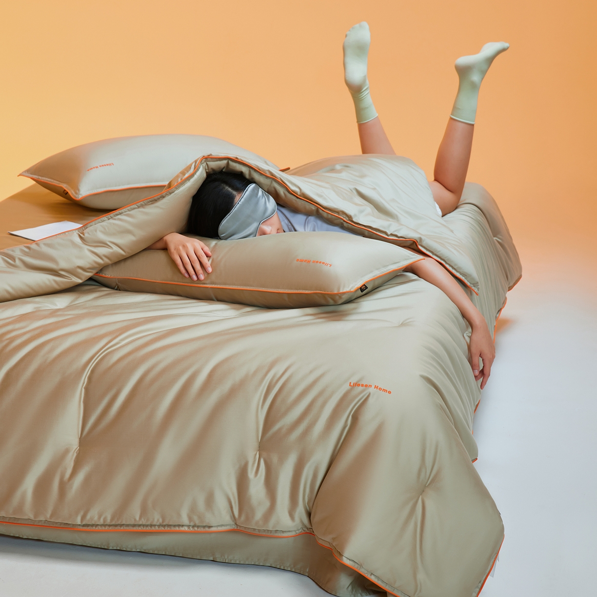 91家纺网 家纺一手货源 找家纺 丽笙被芯 2025新款秋冬亲肤舒适80S超细旦天丝棉微磨毛素色可水洗懒人被-场景一 香松绿