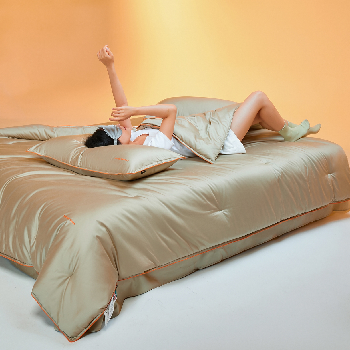 91家纺网 家纺一手货源 找家纺 丽笙被芯 2025新款秋冬亲肤舒适80S超细旦天丝棉微磨毛素色可水洗懒人被-场景一 香松绿