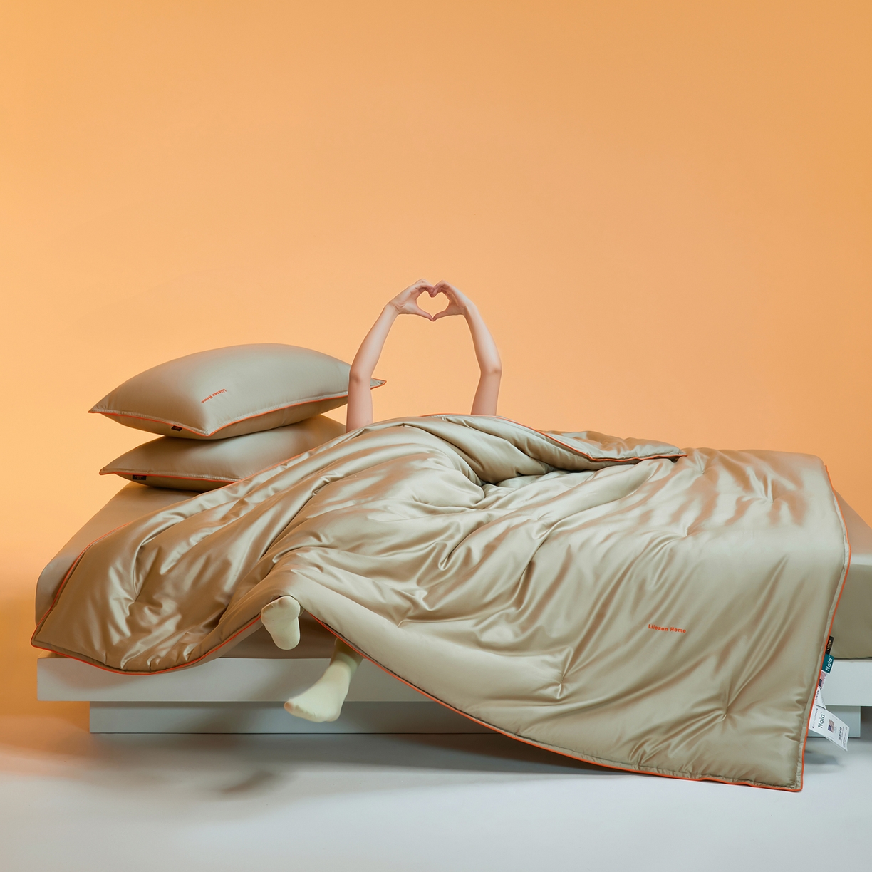 91家纺网 家纺一手货源 找家纺 丽笙被芯 2025新款秋冬亲肤舒适80S超细旦天丝棉微磨毛素色可水洗懒人被-场景一 香松绿