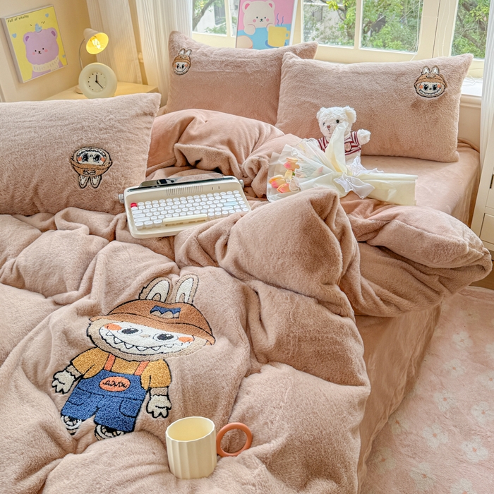 91家纺网 家纺一手货源 找家纺 云木里 2025新款兔绒卡通刺绣手工四件套 兔绒 拉布布-卡其