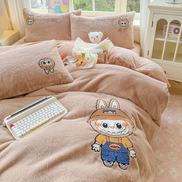 91家纺网 家纺一手货源 找家纺 云木里 2025新款兔绒卡通刺绣手工四件套 兔绒 拉布布-卡其