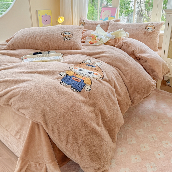 91家纺网 家纺一手货源 找家纺 云木里 2025新款兔绒卡通刺绣手工四件套 兔绒 拉布布-卡其