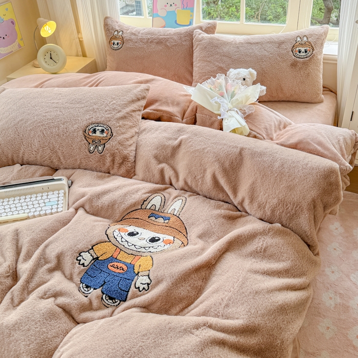 91家纺网 家纺一手货源 找家纺 云木里 2025新款兔绒卡通刺绣手工四件套 兔绒 拉布布-卡其