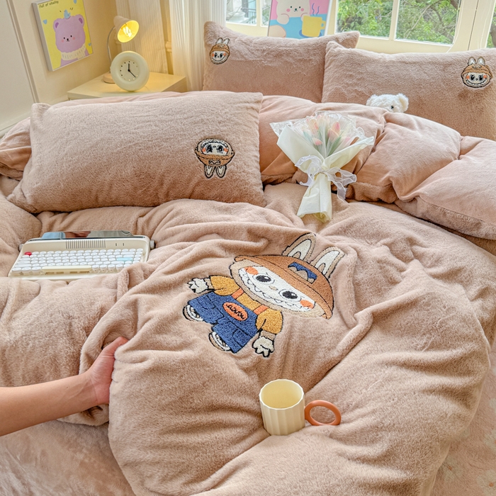 91家纺网 家纺一手货源 找家纺 云木里 2025新款兔绒卡通刺绣手工四件套 兔绒 拉布布-卡其