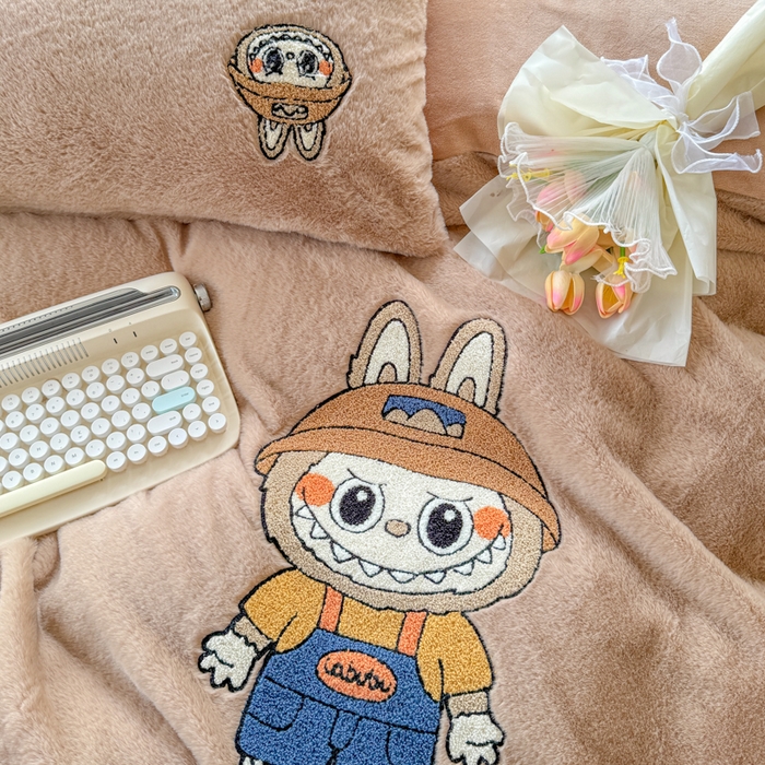 91家纺网 家纺一手货源 找家纺 云木里 2025新款兔绒卡通刺绣手工四件套 兔绒 拉布布-卡其