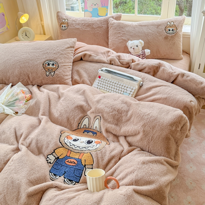 91家纺网 家纺一手货源 找家纺 云木里 2025新款兔绒卡通刺绣手工四件套 兔绒 拉布布-卡其