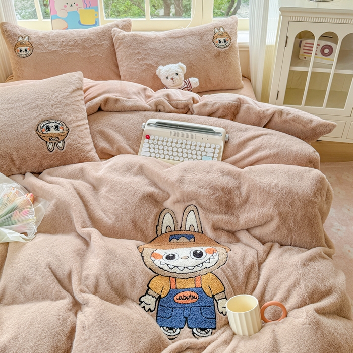 91家纺网 家纺一手货源 找家纺 云木里 2025新款兔绒卡通刺绣手工四件套 兔绒 拉布布-卡其