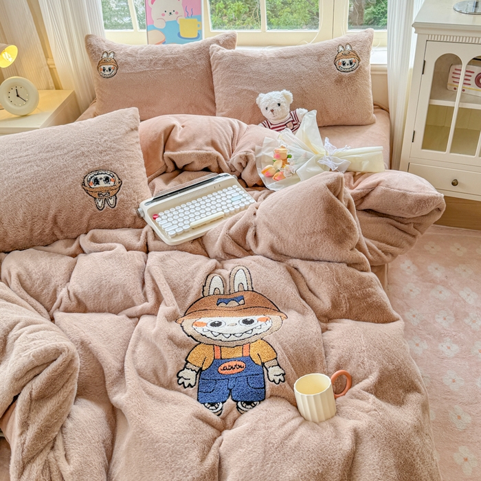 91家纺网 家纺一手货源 找家纺 云木里 2025新款兔绒卡通刺绣手工四件套 兔绒 拉布布-卡其