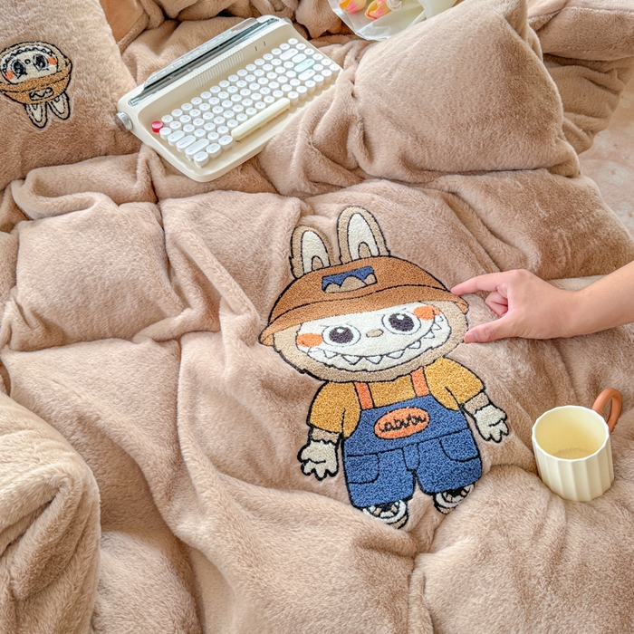 91家纺网 家纺一手货源 找家纺 云木里 2025新款兔绒卡通刺绣手工四件套 兔绒 拉布布-卡其