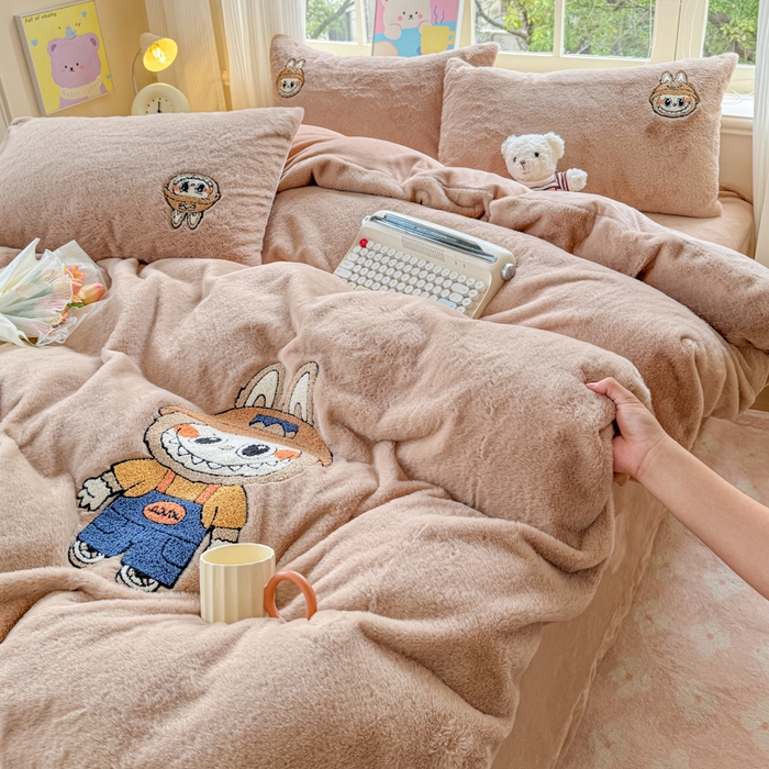 91家纺网 家纺一手货源 找家纺 云木里 2025新款兔绒卡通刺绣手工四件套 兔绒 拉布布-卡其