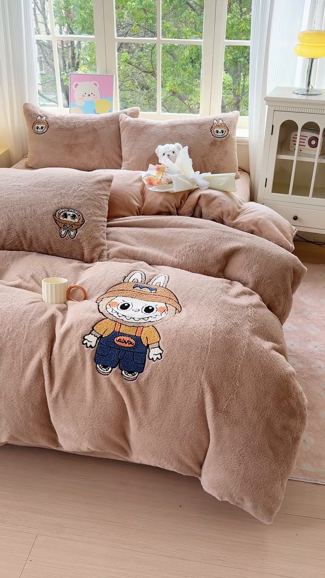 91家纺网 家纺一手货源 找家纺 云木里 2025新款兔绒卡通刺绣手工四件套 兔绒 拉布布-卡其