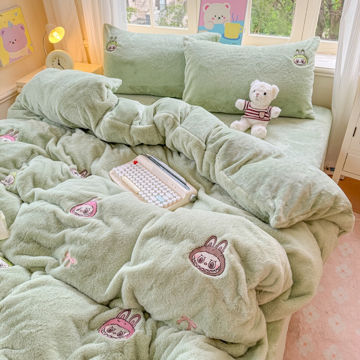 91家纺网 家纺一手货源 找家纺 云木里 2025新款兔绒卡通刺绣手工四件套 兔绒 拉布布-绿