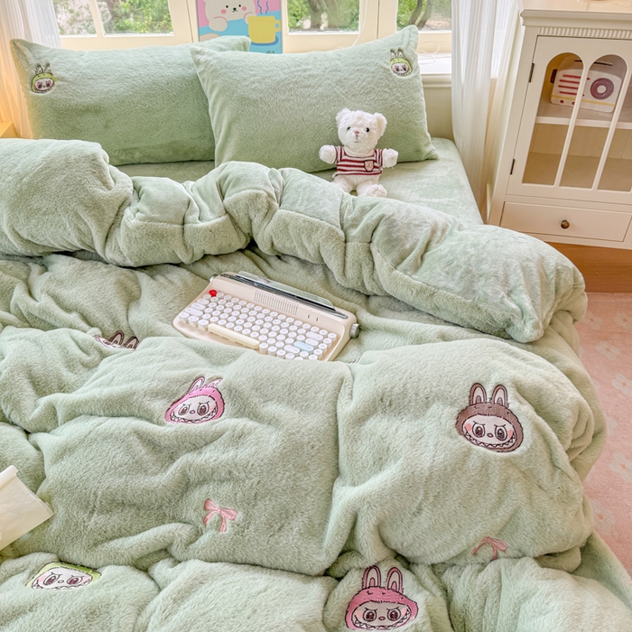 91家纺网 家纺一手货源 找家纺 云木里 2025新款兔绒卡通刺绣手工四件套 兔绒 拉布布-绿