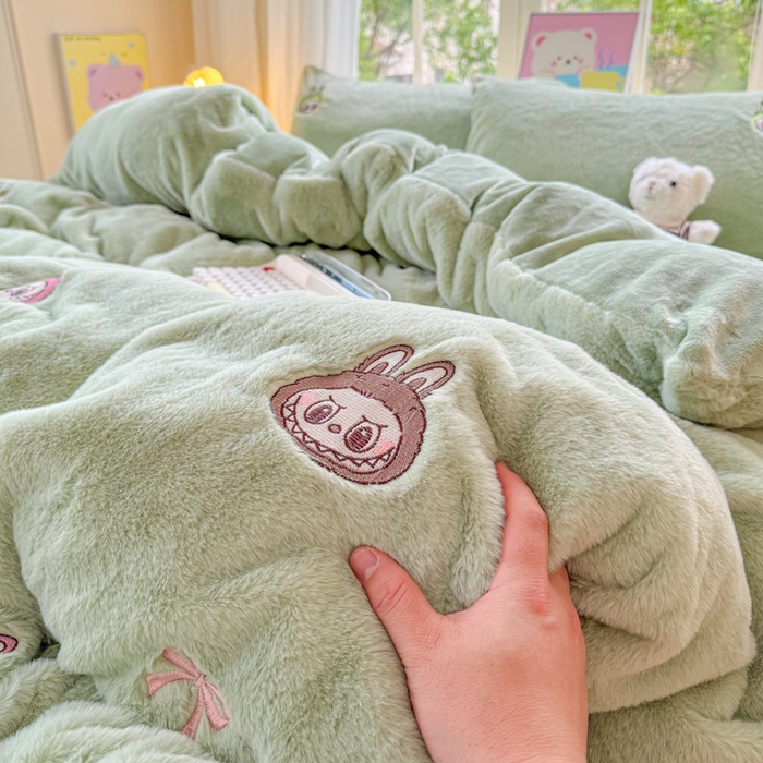 91家纺网 家纺一手货源 找家纺 云木里 2025新款兔绒卡通刺绣手工四件套 兔绒 拉布布-绿