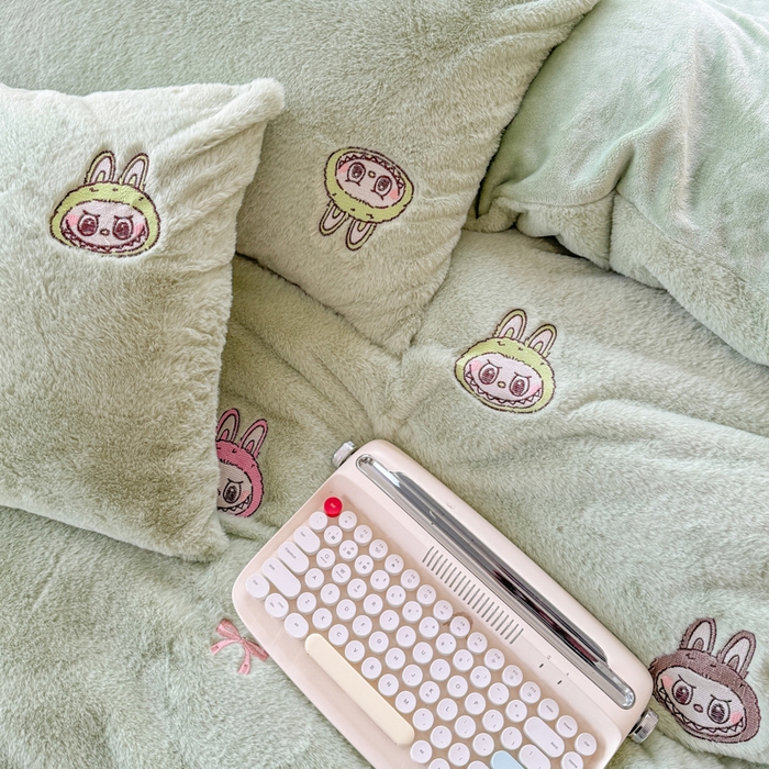 91家纺网 家纺一手货源 找家纺 云木里 2025新款兔绒卡通刺绣手工四件套 兔绒 拉布布-绿