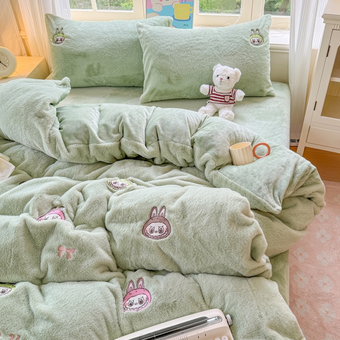 91家纺网 家纺一手货源 找家纺 云木里 2025新款兔绒卡通刺绣手工四件套 兔绒 拉布布-绿