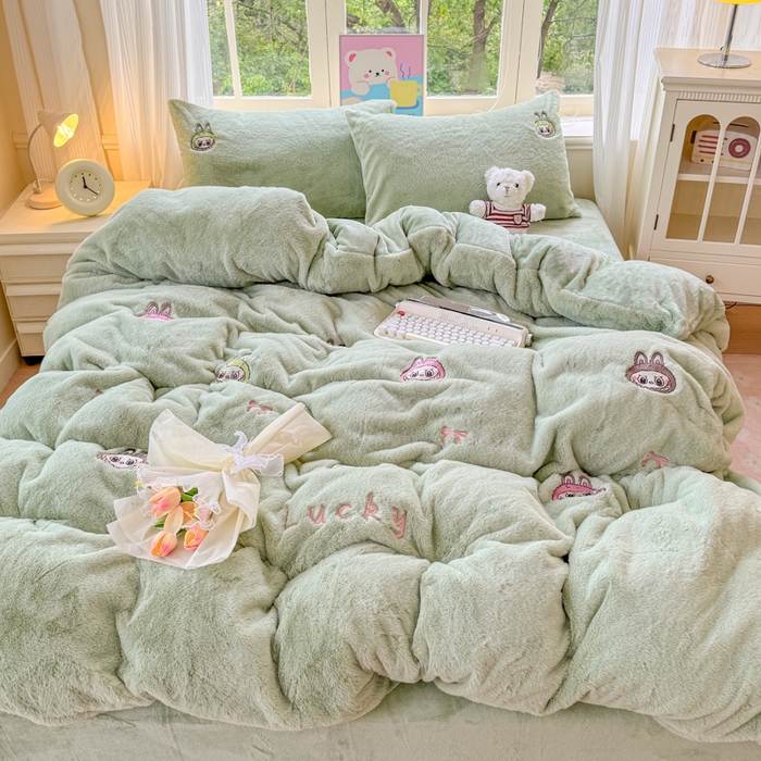 91家纺网 家纺一手货源 找家纺 云木里 2025新款兔绒卡通刺绣手工四件套 兔绒 拉布布-绿