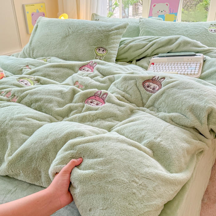 91家纺网 家纺一手货源 找家纺 云木里 2025新款兔绒卡通刺绣手工四件套 兔绒 拉布布-绿